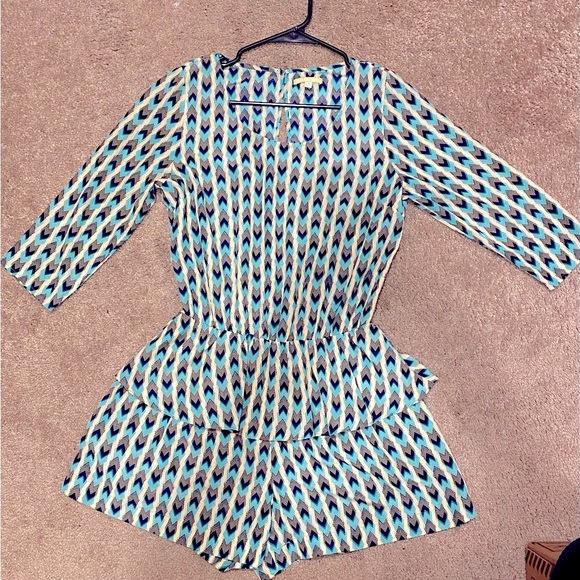 Gianni Bini Romper Small quarter length sleeves geometric design vacation romper - Picture 3 of 9